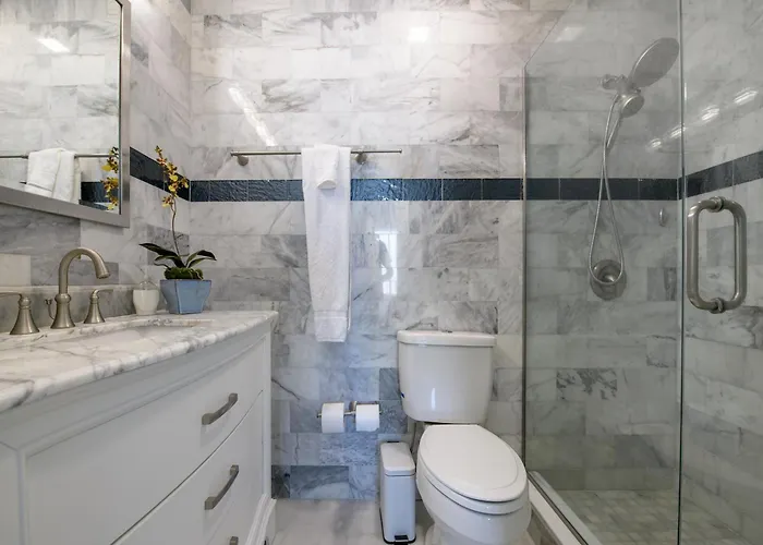 Bayview Apartment *